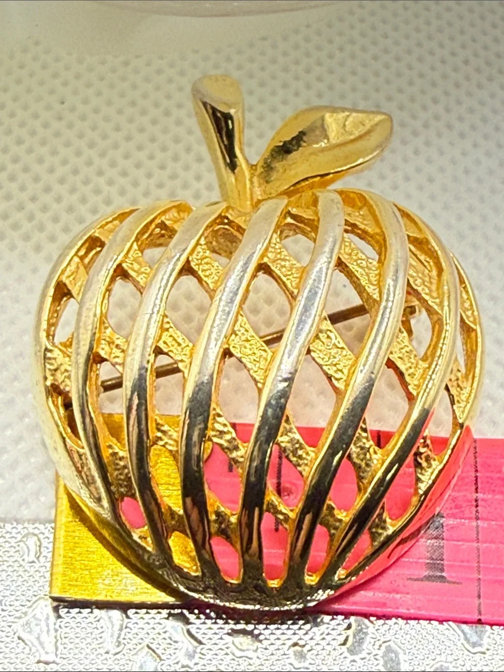 Vintage pretty Gold Tone Openwork Apple Brooch pin unsigned